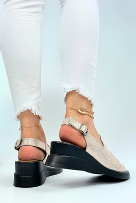 Złote skórzane sandały na koturnie 