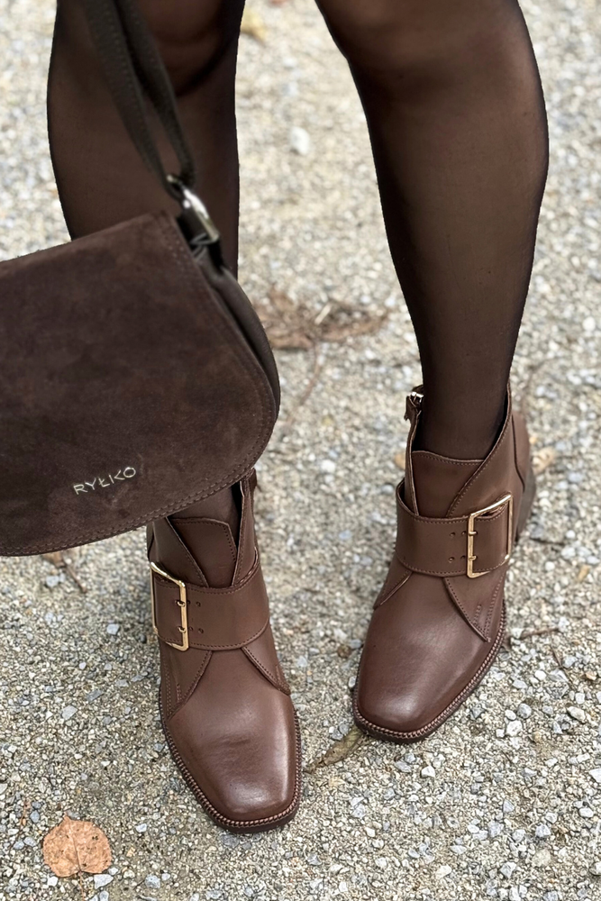 Brązowe botki damskie welurowe z ozdobną klamrą