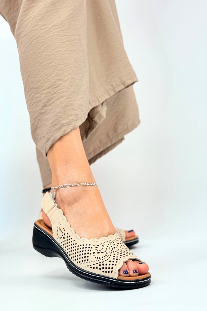 Beżowe sandały ażurowe skórzane na koturnie 