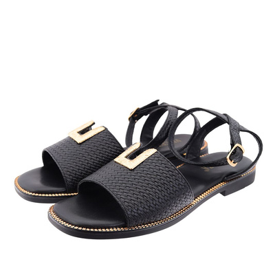 Чорні босоніжки на плоскій підошві з пряжкою Vinceza