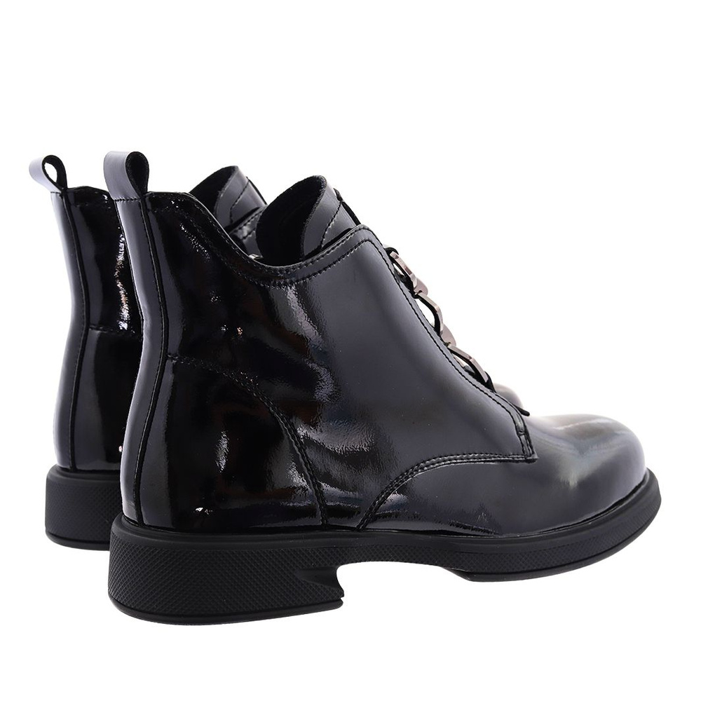 Жіночі лаковані чоботи на плоскому ходу з декором 