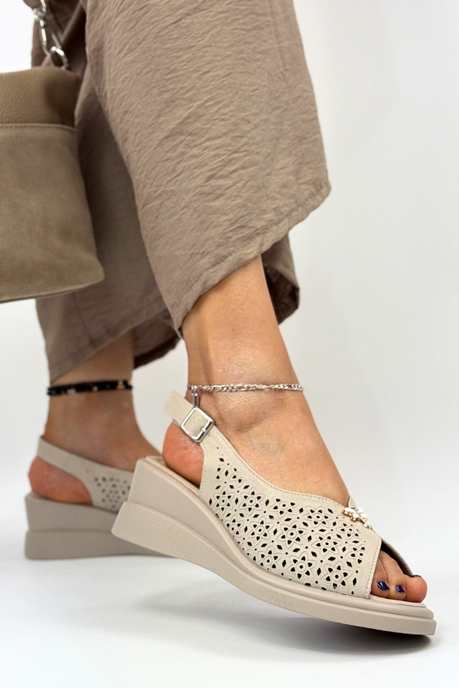 Бежеві шкіряні ажурні босоніжки на липучці 