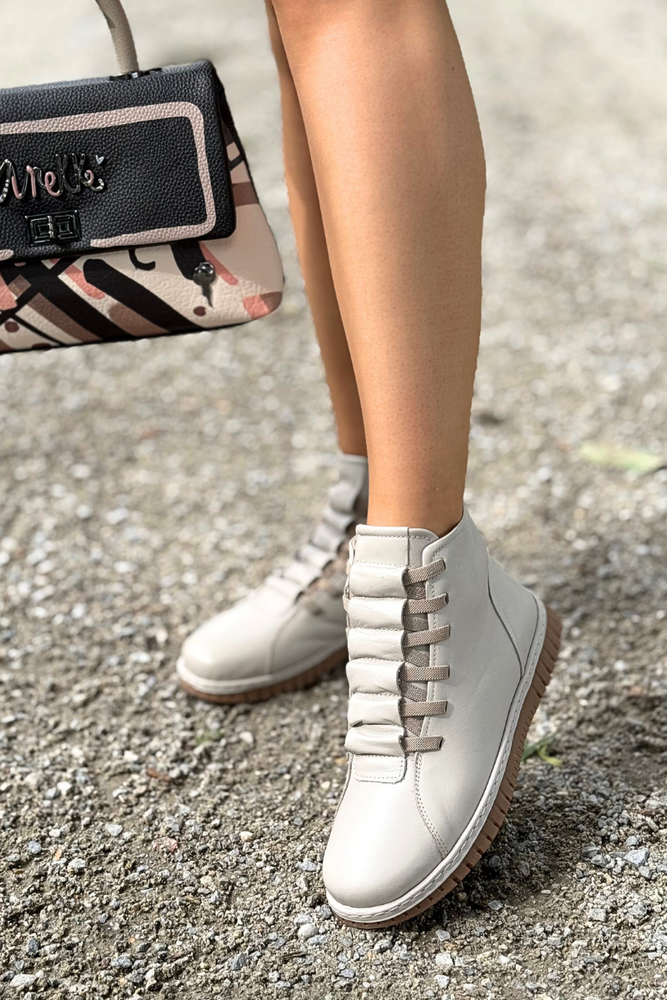 Чорні шкіряні ботильйони на блискавці та плоскій підошві