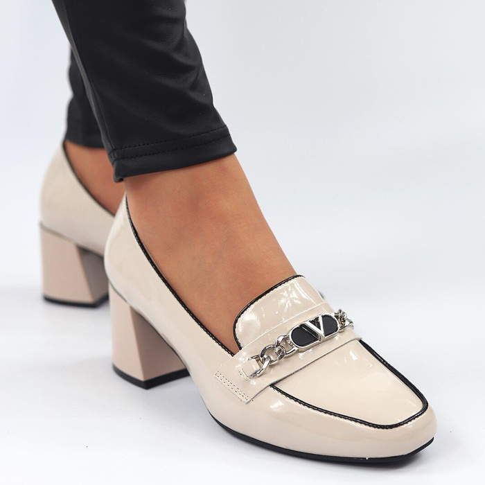 Бежеві лаковані туфлі на високому каблуці Vinceza