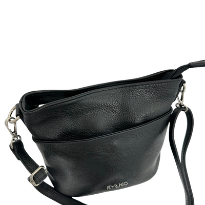 Czarna mała torebka skórzana typu listonoszka Ryłko