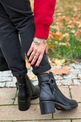 Чорні ботильйони на високих підборах із застібкою