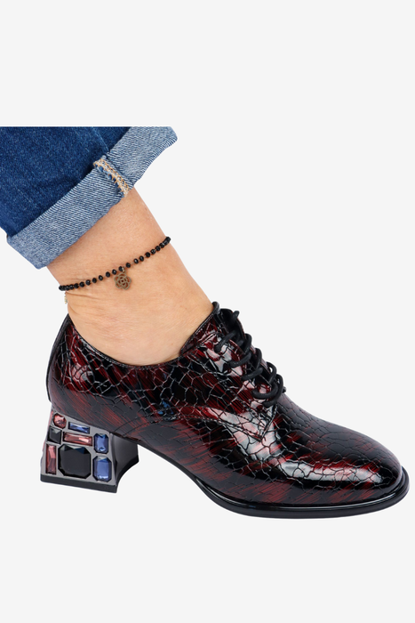 Półbuty damskie lakierowane z motywem skóry krokodyla bordowe