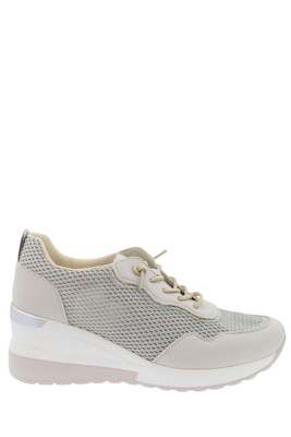 Białe sneakersy sznurowane na koturnie