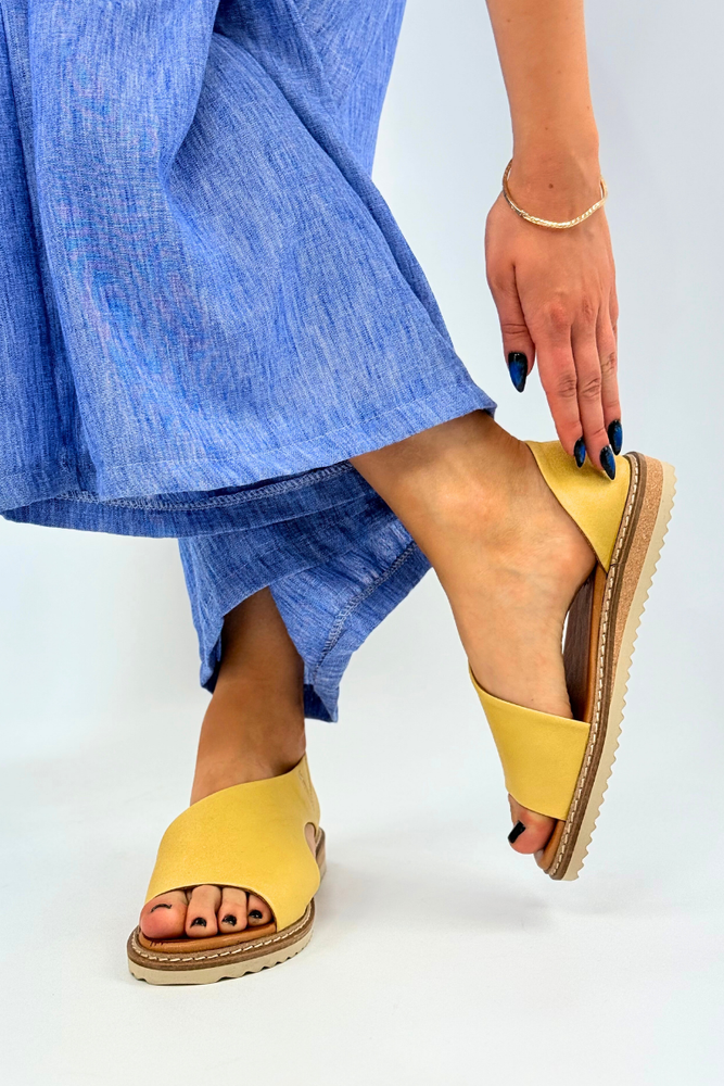 Żółte sandały skórzane płaskie wsuwane Artiker
