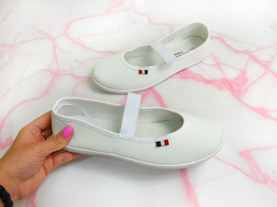 Чеські жіночі білі кросівки DD1911