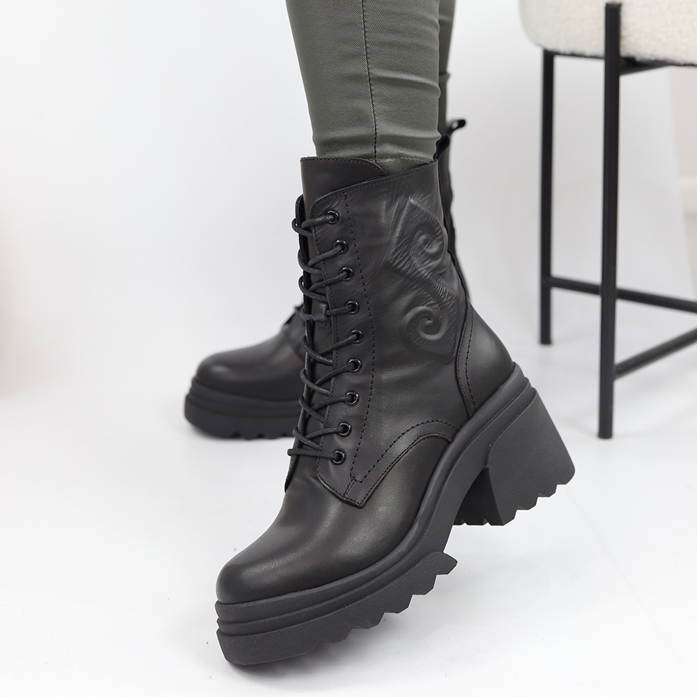 Czarne trapery skórzane ze wzorem sznurowane z zamkiem