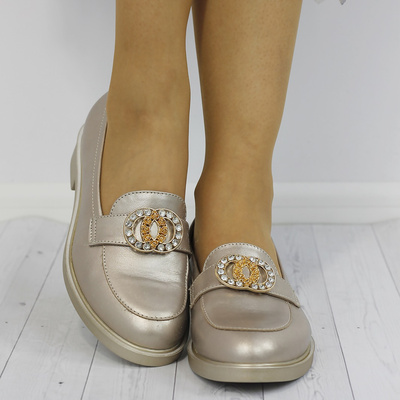 Бежеві шкіряні лофери з металевою брошкою Арка