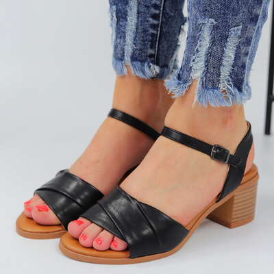 Czarne sandały na obcasie T. Sokolski