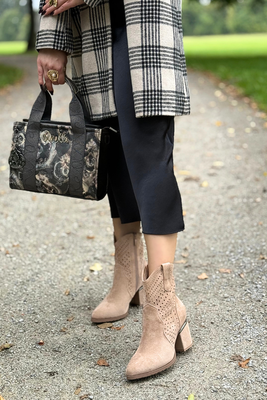 Beżowe zamszowe kowbojki ażurowe na klocku 