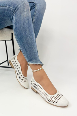 Стильні білі ажурні балетки на невисокому каблуці 