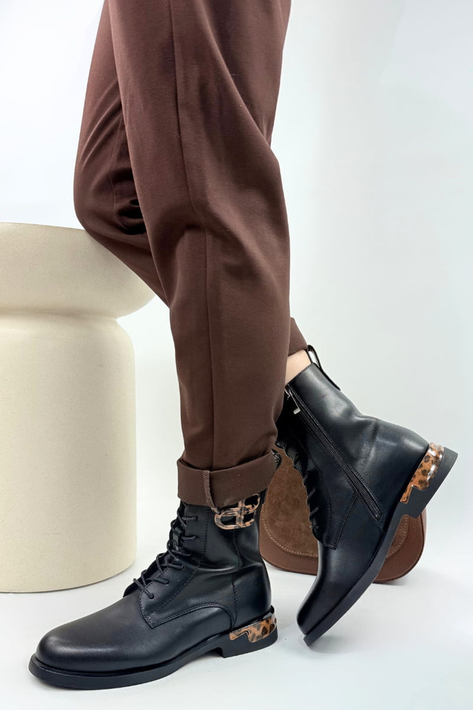 Botki damskie skórzane płaskie z akcentami w panterkę czarne