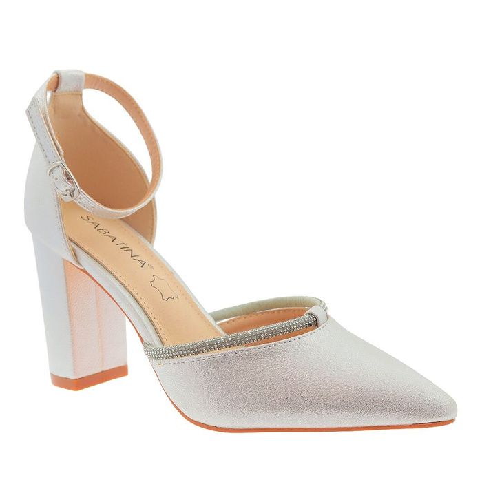 Привертають увагу сріблясті туфлі на високих підборах