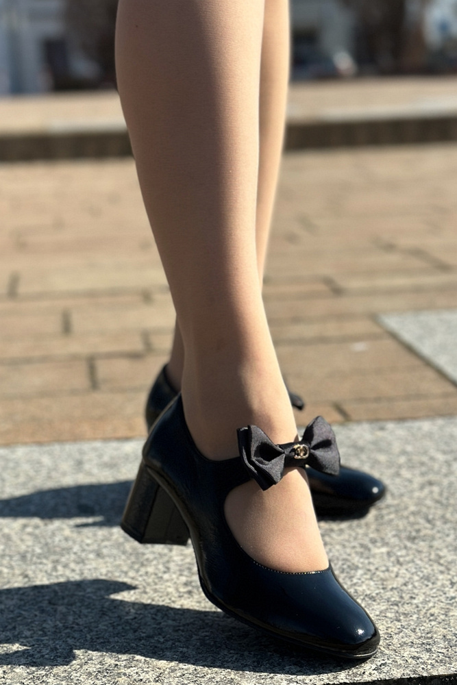 Чорні шкіряні туфлі на високих підборах з бантом