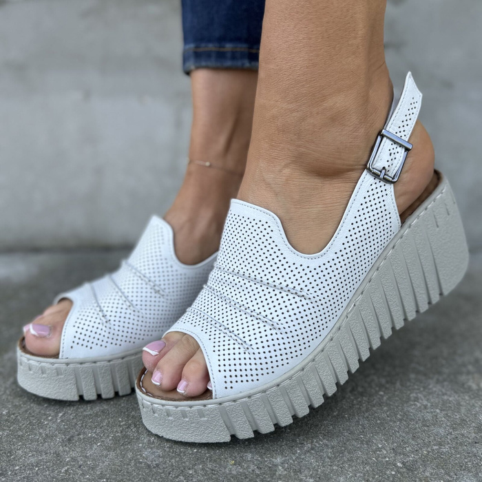 Білі шкіряні босоніжки на танкетці з перфорацією та платформою