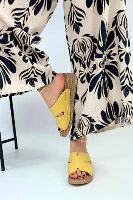 Бежеві поролонові шльопанці з аплікаціями