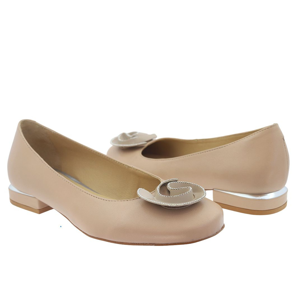 Бежеві шкіряні туфлі на низькому каблуці Ексбут