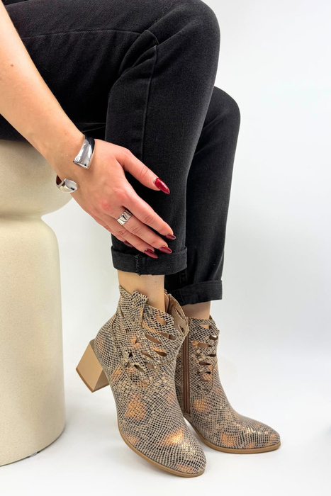 Чорні замшеві ботильйони з ажурним вирізом M. Daszyński