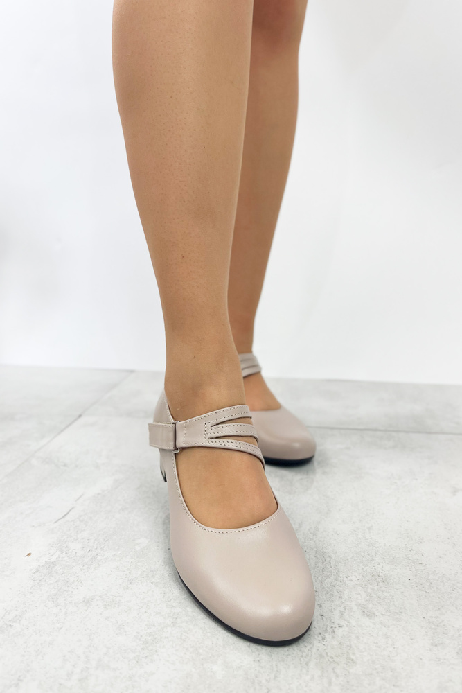 Czółenka skórzane beżowe zapinane z paskiem Polskie