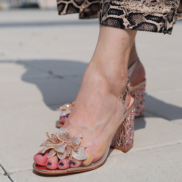 Прозорі босоніжки з квіткою в рожевих цирконах D&A