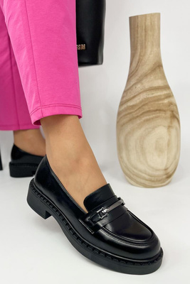 Czarne mokasyny na masywnej podeszwie z metalową ozdobą