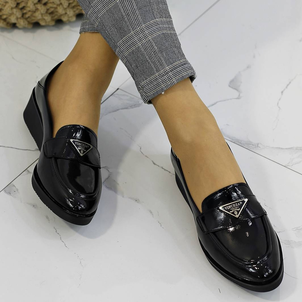 Lakierowane półbuty damskie na koturnie Vinceza