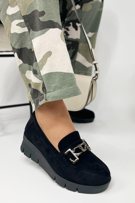 Чорні замшеві лофери на танкетці з ланцюжком