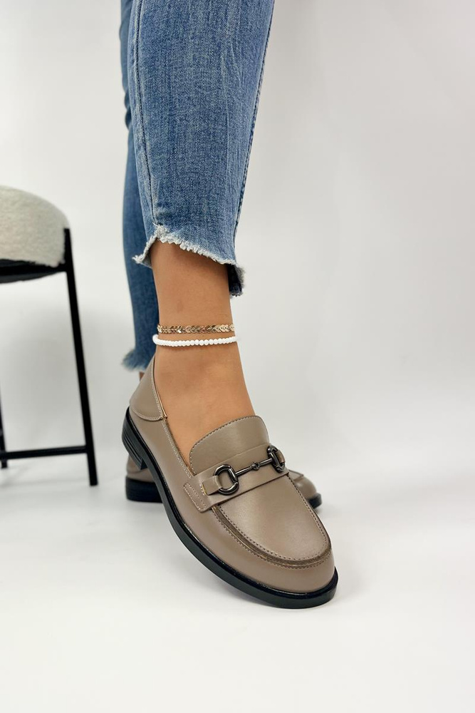 Бежеві шкіряні мокасини без рукавів