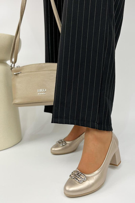 Złote skórzane czółenka na klocku wsuwane