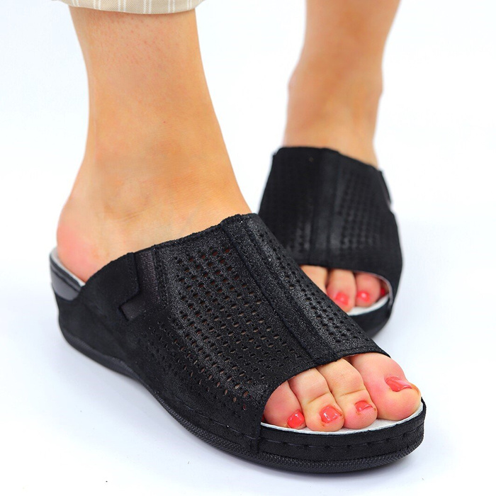 Чорні шкіряні босоніжки на танкетці Evento