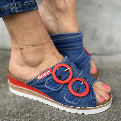 Jeansowe klapki z czerwoną klamerką na koturnie Artiker