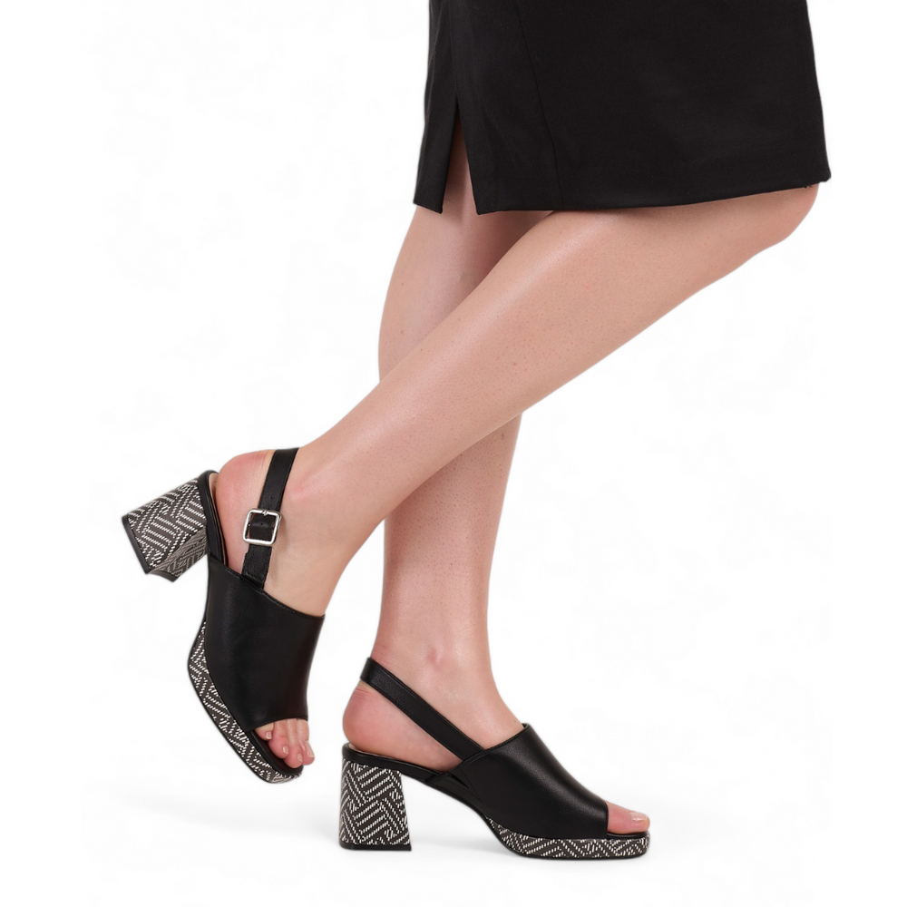 Чорні босоніжки з декоративним каблуком від Sergio Leone 