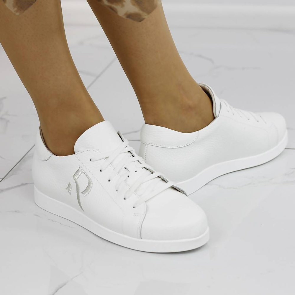 Białe sneakersy damskie ze skóry licowej Ryłko 