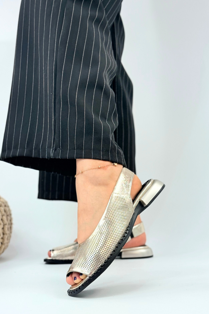 Złote skórzane sandały perforowane na niskim obcasie