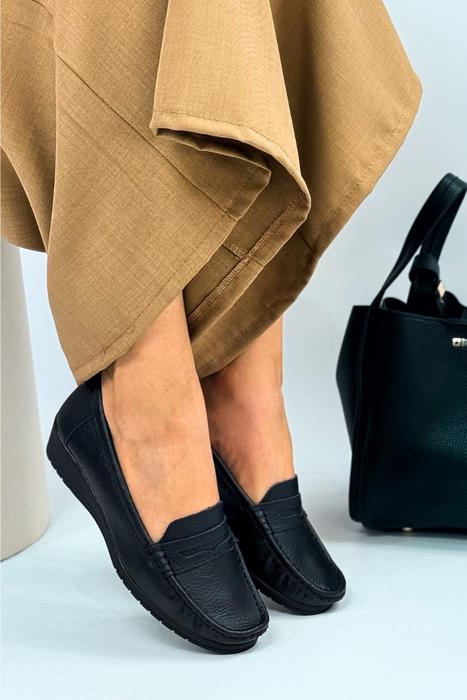 Damskie skórzane mokasyny czarne na koturnie
