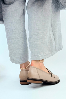 Бежеві шкіряні плоскі мокасини 