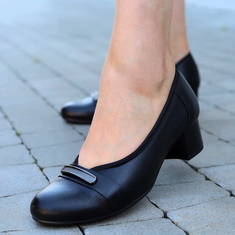 Шкіряні човники з декоративним ремінцем на низькій колодці