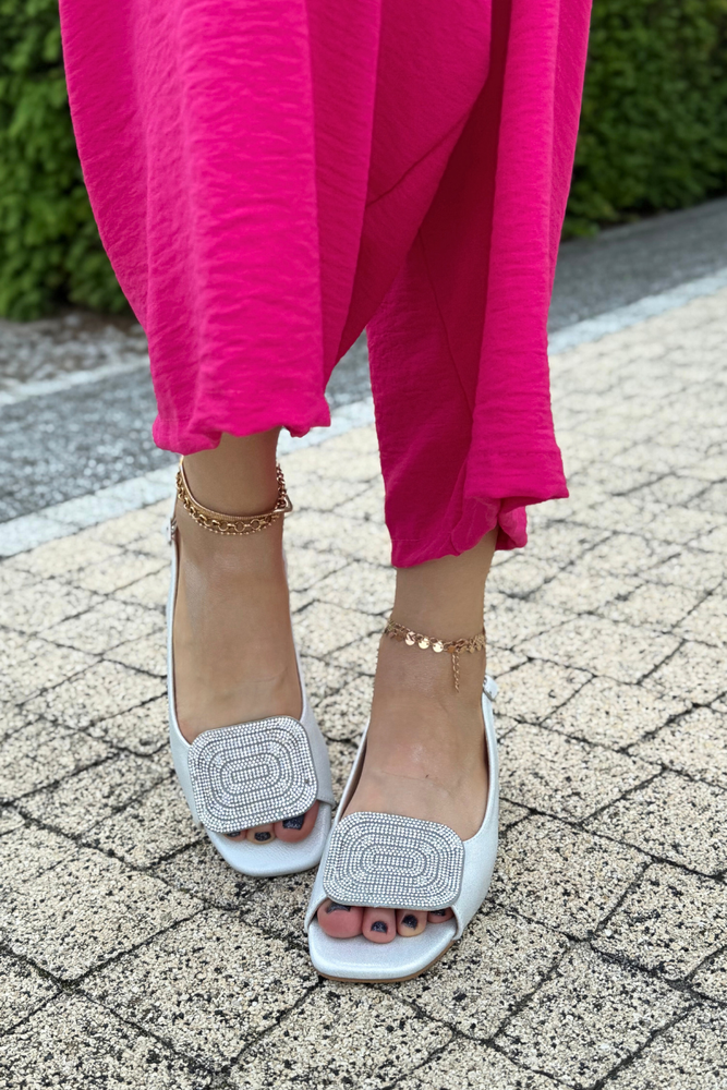 Жіночі бежеві босоніжки з перфорованою колодкою