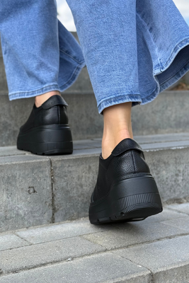 Półbuty skórzane czarne na platformie z ozdobą z przodu