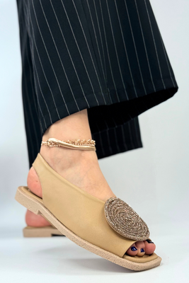 Beżowe skórzane sandały płaskie z ozdobą Artiker