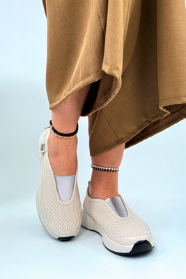 Beżowe skórzane półbuty perforowane na platformie wsuwane