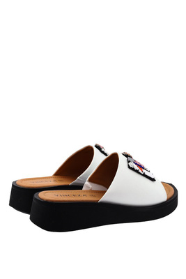 Białe klapki skórzane z ozdobą 