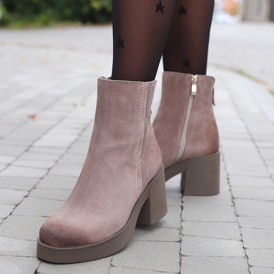 Бежеві замшеві шкіряні ботильйони від Lemar