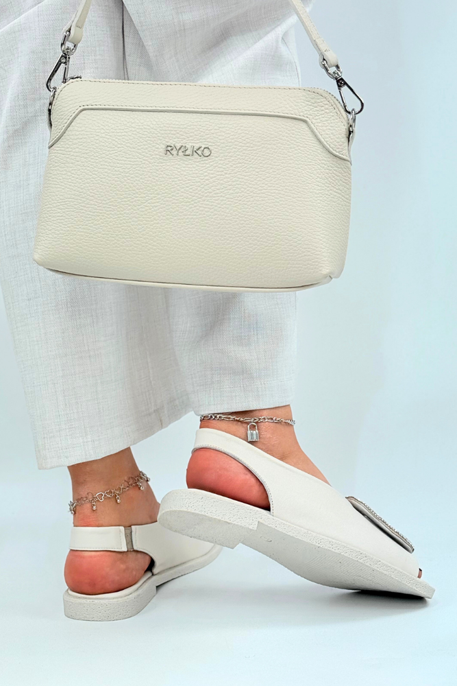 Skórzane sandały ecru zabudowane z ozdobą