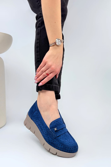 Білі перфоровані туфлі на шнурівці