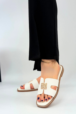 Białe klapki damskie z ekoskóry ze złotą ozdobą